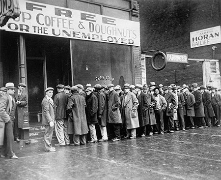 Desempregados na fila para doação de sopa e café. Chicago, 1931.